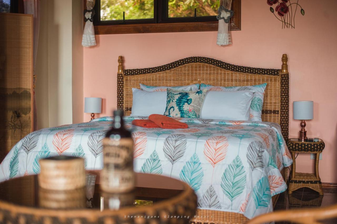 Shenanigans Glamping Resort Zamboanguita  외부 사진